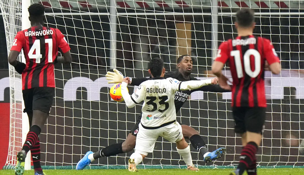 Pemain Spezia Kevin Agudelo mencetak gol ke gawang AC Milan pada pertandingan sepak bola Liga Italia di Stadion San Siro, Milan, Italia, 17 Januari 2022. AC Milan kalah 1-2. (AP Photo/Luca Bruno)