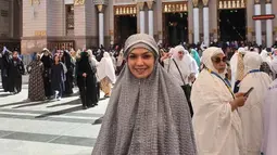 Presenter Mata Najwa ini terlihat curi perhatian ketika mengenakan mukena. Umrah menjadi salah satu cara bagi Nana merefleksikan diri agar menjadi pribadi yang lebih baik. Anggunnya Nana ini banjir pujian dari netizen. (Liputan6.com/IG/najwashihab)