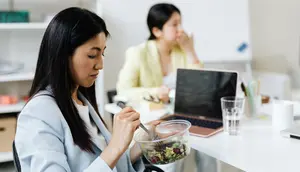 Tips Hemat Makan Siang di Kantor, Tetap Enak Tanpa Bikin Kantong Jebol