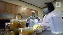 Peneliti LIPI membuat selai jahe merah fermentasi di Puspitek Serpong, Tangerang Selatan, Banten, Senin (26/10/2020). Selai Marmalade yang terbuat dari fermentasi rempah-rempah lokal bisa meningkatkan daya tahan tubuh di tengah pandemi COVID-19. (merdeka.com/Dwi Narwoko)