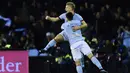 Striker Celta Vigo, Maxi Gomez bersama Daniel Wass merayakan gol ke gawang Real Madrid pada laga La Liga Spanyol di Stadion Balaidos, Vigo, Minggu (7/1/2018). Kedua klub bermain imbang 2-2. (AFP/Miguel Riopa)