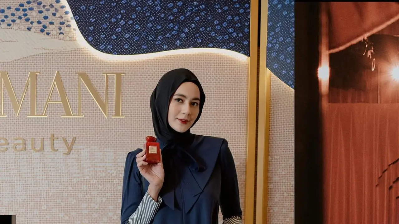 Potret Paula Verhoeven Tampil Elegan dengan Hijab dan Navy Gown di Acara Beauty Eksklusif