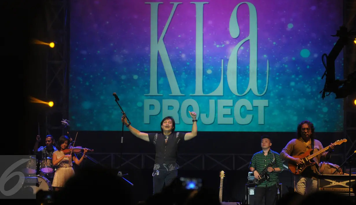 Kla Projeck saat beraksi di The 90’s Festival: Big Reunion yang digelar di kawasan Senayan, Jakarta, Sabtu (7/11/2015). Acara tersebut menjadi ajang reuni generasi tahun 90-an. (Liputan6.com/Herman Zakharia)