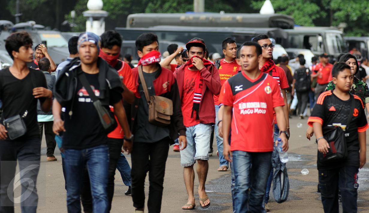 Sejumlah suporter Semen Padang saat memasuki areal Stadion GBK Jakarta, Minggu (24/1/2016). Semen Padang akan melawan Mitra Kukar dalam laga final Piala Jenderal Sudirman. (Liputan6.com/Helmi Fithriansyah)