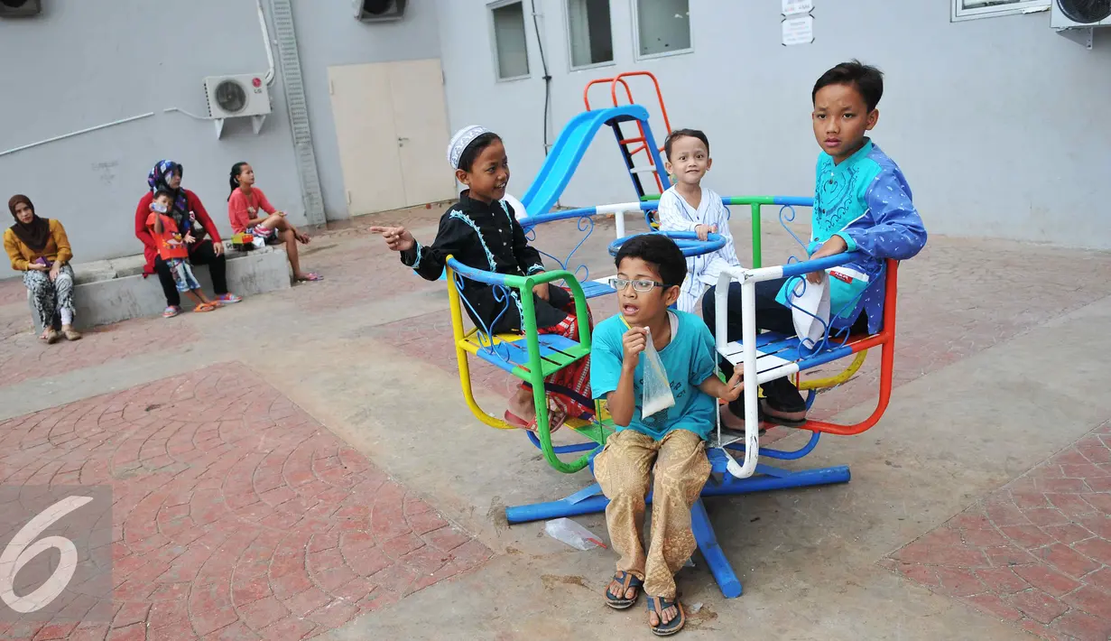 Sejumlah anak asik bermain di temani orang tua di taman rusun Jatinegara barat, Kamis, (10/09/15). Pemerintah DKI Jakarta berusaha semaksimal mungkin memberikan pelayanan terhadap warga yang tinggal di Rusun Jatinegara. (Liputan6.com/Gempur M Surya)