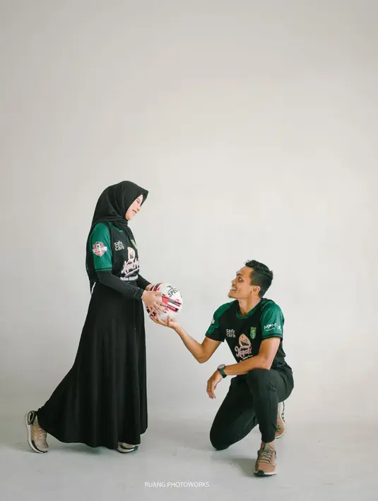 Ia menikahi tambatan hatinya, Siti Qonita, di Masjid Al Akbar, Surabaya, pada 1 November 2020 lalu. Keduanya bertemu pertama kali pada awal 2019. (Liputan6.com/IG/@rachmatirianto)