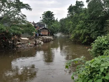 Aktivitas warga di bantaran Kali Ciliwung, Jakarta, Selasa (31/1/2023). Penjabat (Pj) Gubernur DKI Jakarta Heru Budi Hartono menargetkan normalisasi Ciliwung dapat terealisasi sepanjang 4,8 kilometer pada tahun 2023 sebagai upaya pengendalian banjir. Target itu hendak ia capai selama memimpin Kota Jakarta, merampungkan normalisasi di kawasan Jakarta Timur dan Jakarta Selatan. (merdeka.com/Iqbal S Nugroho)