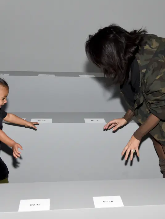 Rupanya Kim Kardashian tak peduli dengan harga tas yang dimilikinya. Bagi dirinya, Kim menganggap semua tas yang ia punya mempunyai ciri dan kebutuhan yang berbeda. (AFP/Bintang.com)