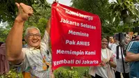 Sejumlah warga mendatangi rumah Anies Baswedan di Lebak Bulus, Jakarta Selatan, Selasa (7/5/2024). Mereka meminta Anies maju lagi pada Pilgub Jakarta 2024 mendatang. (Liputan6.com/Winda Nelfira)
