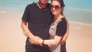 Tontowi Ahmad dan istrinya, Michelle saat liburan di Pantai Pandawa, Bali.  Tenang cinta, aku akan menjagamu. (Instagram/ michelle_ahmad)