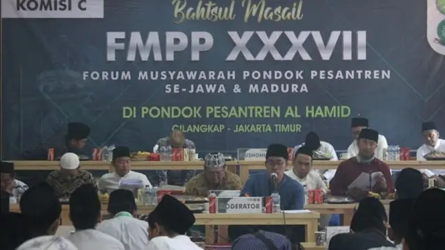 Bahtsul Masail FMPP se-Jawa Madura tentang tentang 'Hukum Memosting dan Memviralkan Tagar #PercumaLaporPolisi'. (Foto: NU Online)