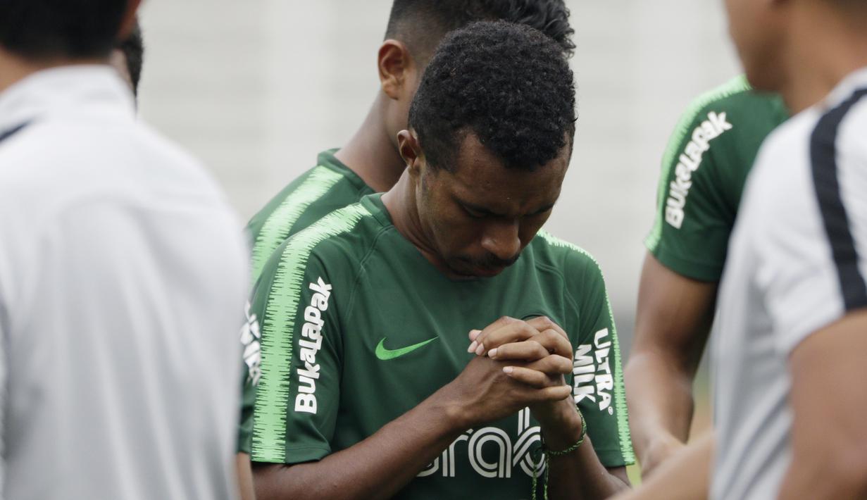 Pemain Timnas Indonesia U-22, Todd Rivaldo, berdoa sebelum memulai internal games di Stadion Madya, Jakarta, Sabtu (19/1). Latihan ini merupakan persiapan jelang Piala AFF U-22. (Bola.com/Yoppy Renato)