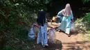 Seorang anak menemani ibunya Warga mengambir air dari satu-satunya sumber mata air di di Kampung Cijaura, Desa Cidokom, Bogor, Jawa Barat, Minggu (26/07/2026). (KLY/ Arie Basuki)