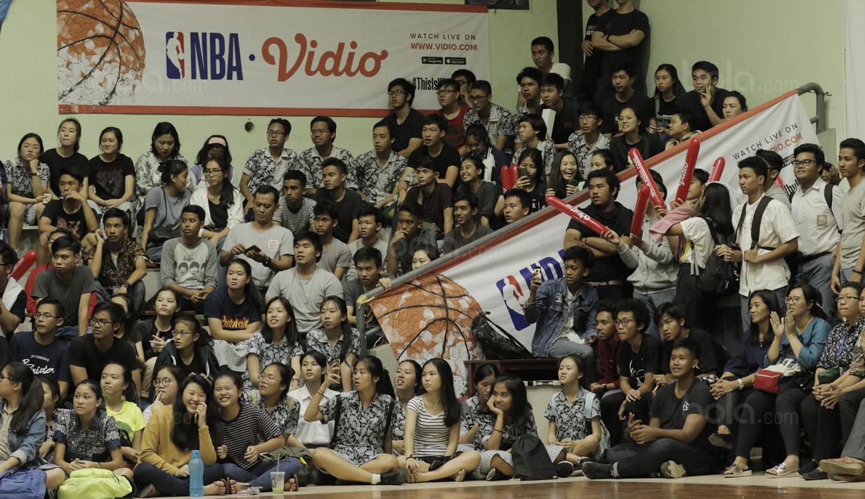 Pemerhati basket nasional, Augie Fantinus, saat acara promosi NBA di Kolese Kanisius, Jakarta, Jumat (2/2/2018). Pengenalan NBA ke sekolah ini untuk meningkatkan animo generasi muda Indonesia untuk semakin mencintai basket. (Bola.com/M Iqbal Ichsan)
