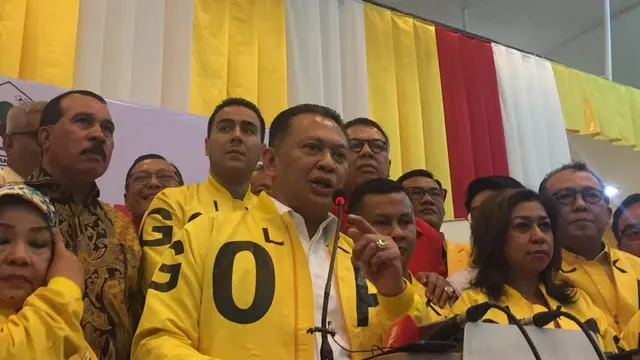 Calon Ketua umum Partai Golkar Bambang Soesatyo saat mendaftarkan diri di Kantor DPP partai Golkar, Slipi,Jakarta Barat. (Merdeka.com/Muhammad Genantan Saputra)