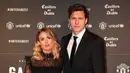 <p>Maja Nilsson bersama suaminya yang juga Bek Manchester United, Victor Lindelof berpose di karpet merah saat mereka tiba untuk menghadiri "United for UNICEF Gala Dinner" di Old Trafford di Manchester, barat laut Inggris, pada 15 November 2017. Maja Nilsson dinobatkan sebagai WAGs (istri dan pacar pemain) terseksi di Premier League musim ini. (AFP/Paul Ellis)</p>