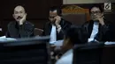 Terdakwa dugaan merintangi penyidikan dugaan korupsi e-KTP, Fredrich Yunadi (kiri) menyimak keterangan saksi saat sidang lanjutan di Pengadilan Tipikor, Jakarta, Kamis (29/3). Sidang mendengarkan keterangan saksi. (Liputan6.com/Helmi Fithriansyah)