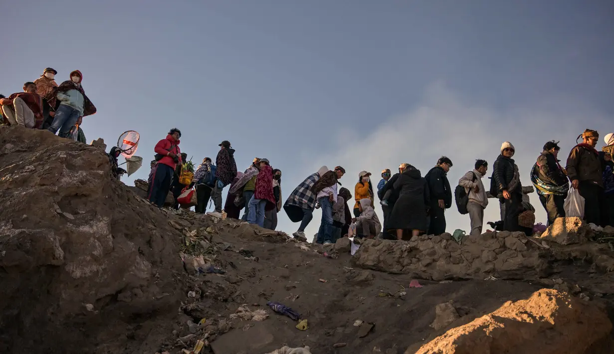 Para penganut Hindu dari komunitas Tengger mendaki gunung berapi aktif Bromo untuk mempersembahkan sesaji berupa beras, buah-buahan, ternak, dan barang-barang lainnya sebagai bagian dari festival Yadnya Kasada di dekat Probolinggo, Jawa Timur, Senin 1 Juni 2026. (JUNI KRISWANTO/AFP)