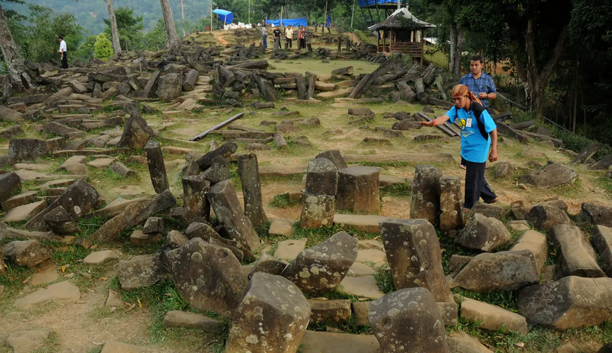 <p>Batuan ini diyakini sebagai tempat bermusyawarah para pendahulu di areal situs Gunung Padang di Kampung Cimanggu, Cianjur, Jawa Barat, (19/9/2014). (Liputan6.com/Helmi Fithriansyah)</p>