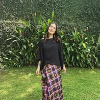 Penampilan Sophia Latjuba di momen Lebaran jadi sorotan. Bukan kaftan ataupun gamis, perempuan 51 tahun ini justru memilih sarung. Berikut potretnya! (Instagram/sophia_latjuba88).
&nbsp;