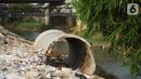 Saluran gorong-gorong menghiasi bantaran Sungai Ciliwung di kawasan Rawajati, Jakarta, Rabu (30/10/2019). Tiang-tiang pancang itu merupakan sisa proyek normalisasi Sungai Ciliwung dan telah berada di bantaran tersebut selama beberapa tahun terakhir. (Liputan6.com/Immanuel Antonius)