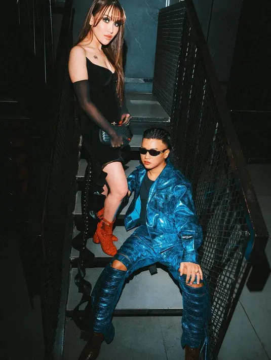 Erich memadukannya dengan celana model tak biasa warna serasi dipadukan sepatu kulit warna coklat. Sambil mengenakan kacamata hitamnya. [@erichalamin]