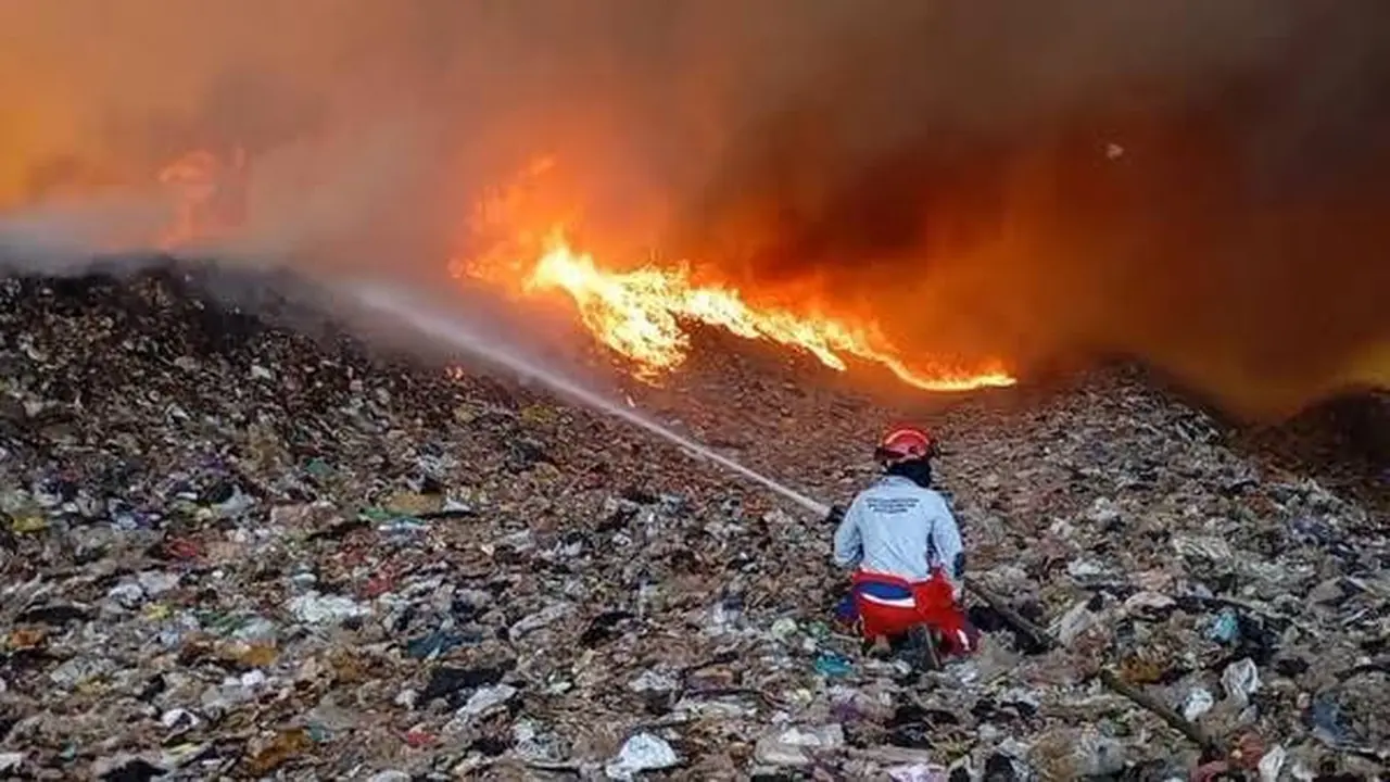 Proses pemadaman TPA Supit Urang Malang. (Dok. Istimewa)