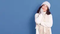 Wanita yang sedang berpikir untuk persiapan liburan musim dingin (Foto: Freepik/user18526052).
