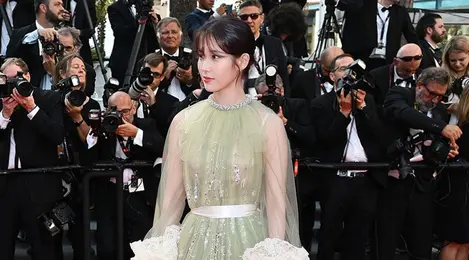 Pesona IU dengan Balutan Gaun Hijau Gucci di Festival Film Cannes, Elegan Bak Putri