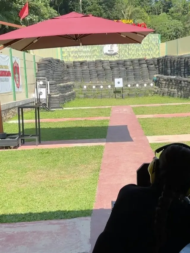 Tampil Keren, Ini 6 Potret Aura Kasih Latihan Menembak yang Curi Perhatian