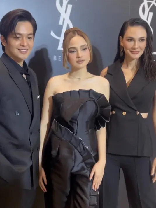 Agar tidak terlalu polos pada bagian pundak dan leher, Syifa pun mengenakan kalung minimalisnya.  [Instagram/mrgerryadam]