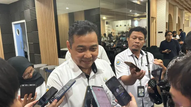 Direktur Pemasaran PSDKP Kementerian Kelautan dan Perikanan (KKP) Erwin Dwiyana, dalam konferensi pers perkembangan penanganan kasus tuduhan CVD dan Anti Dumping udang Beku Indonesia di AS, Senin (28/10/2024). (Tira/Liputan6.com)