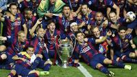Para pemain Barcelona merayakan kemenangan mereka di laga final Liga Champions 2014-2015 di Olympiastadion, Berlin, Minggu (7/6/2015). Barcelona kandaskan Juventus dengan skor 3-1. (AFP Photo/Lluis Gene)