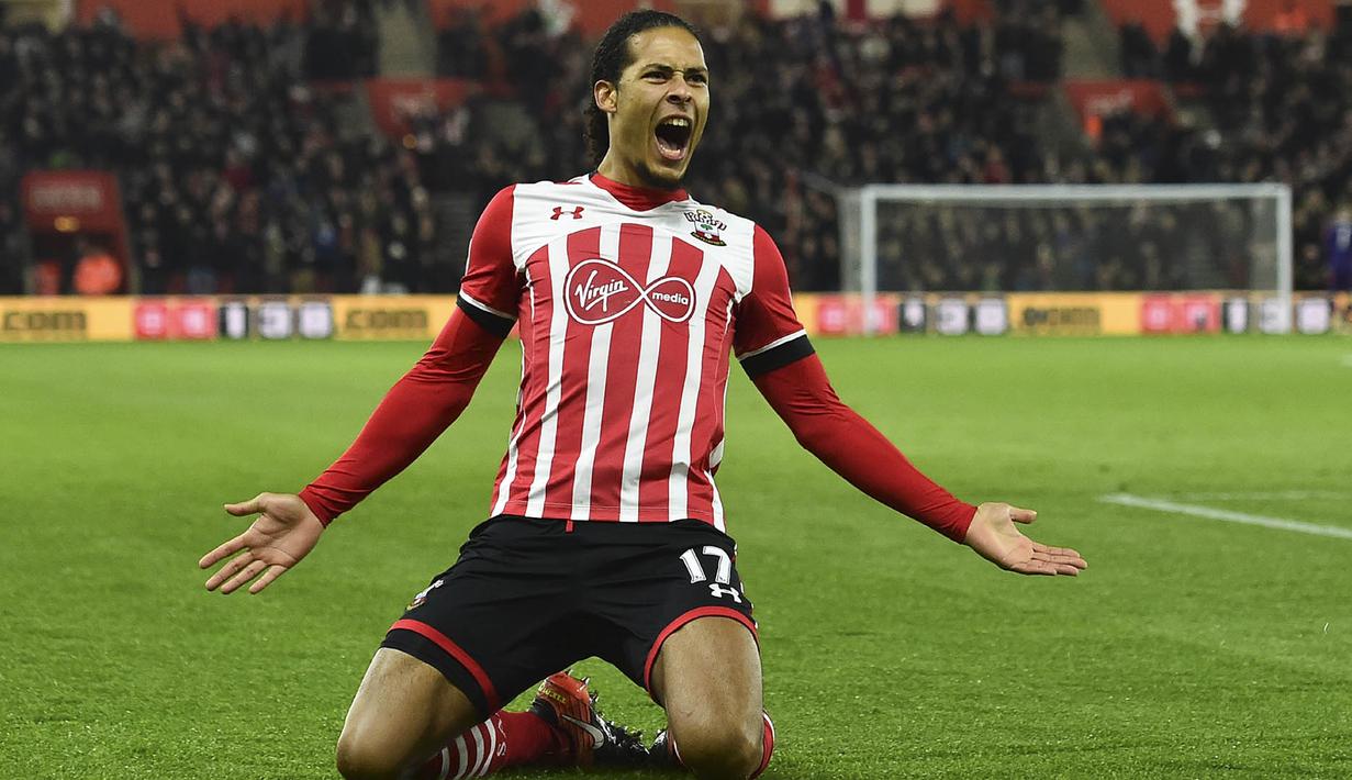 5. Virgil van Dijk (Southampton) - Performa apik bek Belanda ini membuat Chelsea tertartik untuk menggaetnya. Manajer The Blues, Antonio Conte, butuh pemain seperti Van Dijk untuk menambah kedalaman lini belakang Chelsea. (AFP/Glyn Kirk)