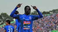 Selebrasi gelandang Arema, Makan Konate, seusai menjebol gawang Persipura di Stadion Gajayana, Malang (4/7/2019). (Bola.com/Iwan Setiawan)