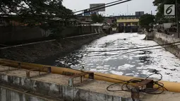 Buih terlihat di aliran Kali Duri yang berwarna hitam di kawasan Jakarta Barat, Sabtu (24/11). Pencamaran yang terjadi pada sungai-sungai di Jakarta berasal dari limbah domestik dan industri . (Liputan6.com/Herman Zakharia)