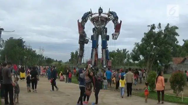  Sebuah robot setinggi tujuh belas meter koma lima menjadi hiburan warga di kampung Dukuh Pinang, Kecamatan Kelapa Dua, Tangerang, Banten.

Menurut pembuatnya robot tersebut tertinggi dari 2 robot yang ada di negara China.(sab)