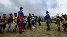 Anak-anak saat bermain dengan relawan berkostum superhero di Tempat Pengungsian Gunung Merapi, Desa Klakah, Selo, Boyolali, Jawa Tengah, Sabtu (21/11/2020). Kegiatan bermain ini untuk mengisi waktu anak-anak sehingga dapat menjaga kondisi anak tetap ceria dan sehat. (Liputan6.com/Johan Tallo)