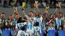 Lionel Messi dan rekan setimnya mengangkat trofi Piala Dunia saat merayakan kemenangan Argentina atas Panama pada pertandingan laga persahabatan di Stadion Monumental, Buenos Aires, Argentina, Kamis (23/3/2023). (AP Photo/Natacha Pisarenko)