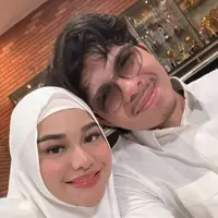 Potret Pelepasan Haji Aurel Hermansyah dan Atta Halilintar. [@aurelie.hermansyah]