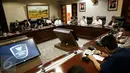 Suasana diskusi di Kantor Staf Presiden, Komplek Istana, Jakarta, Rabu (2/3). Diskusi yang membahas seputar KTT OKI dan isu Palestina tersebut diikuti Menlu Retno Marsudi bersama Pengamat Timur Tengah, Trias Kuncahyono. (Liputan6.com/Faizal Fanani)