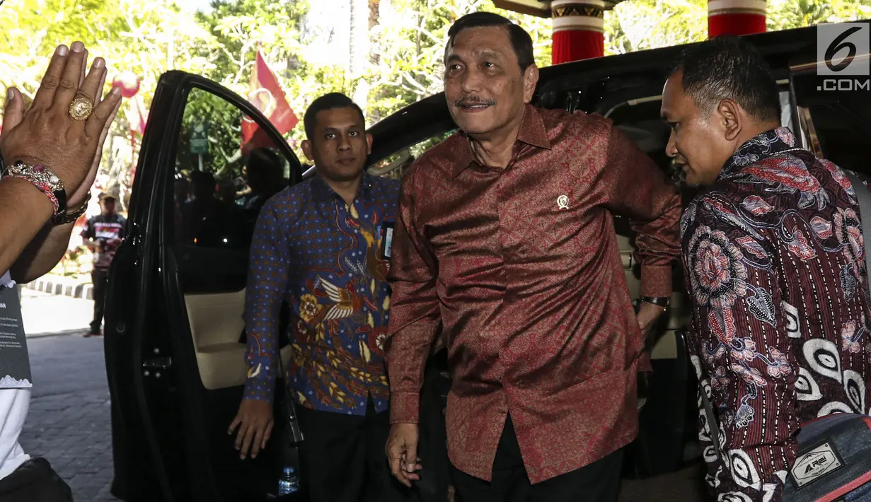 Menko Bidang Kemaritiman Luhut Binsar Panjaitan tiba menghadiri Kongres V PDIP di  Grand Inna Beach, Sanur, Bali, Kamis (8/8/2019). Kongres V PDIP berlangsung selama tiga hari sejak tanggal 8 - 10 Agustus mendatang. (Liputan6.com/Johan Tallo)
