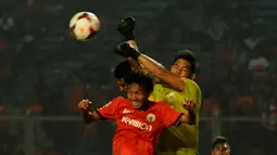 Andritany (kanan) bermain ekstra keras mengamankan sektor pertahanan Persija dari gempuran Gresik United pada laga lanjutan ISL di stadion GBK Jakarta, (29/4/2014). (Liputan6.com/Helmi Fithriansyah)