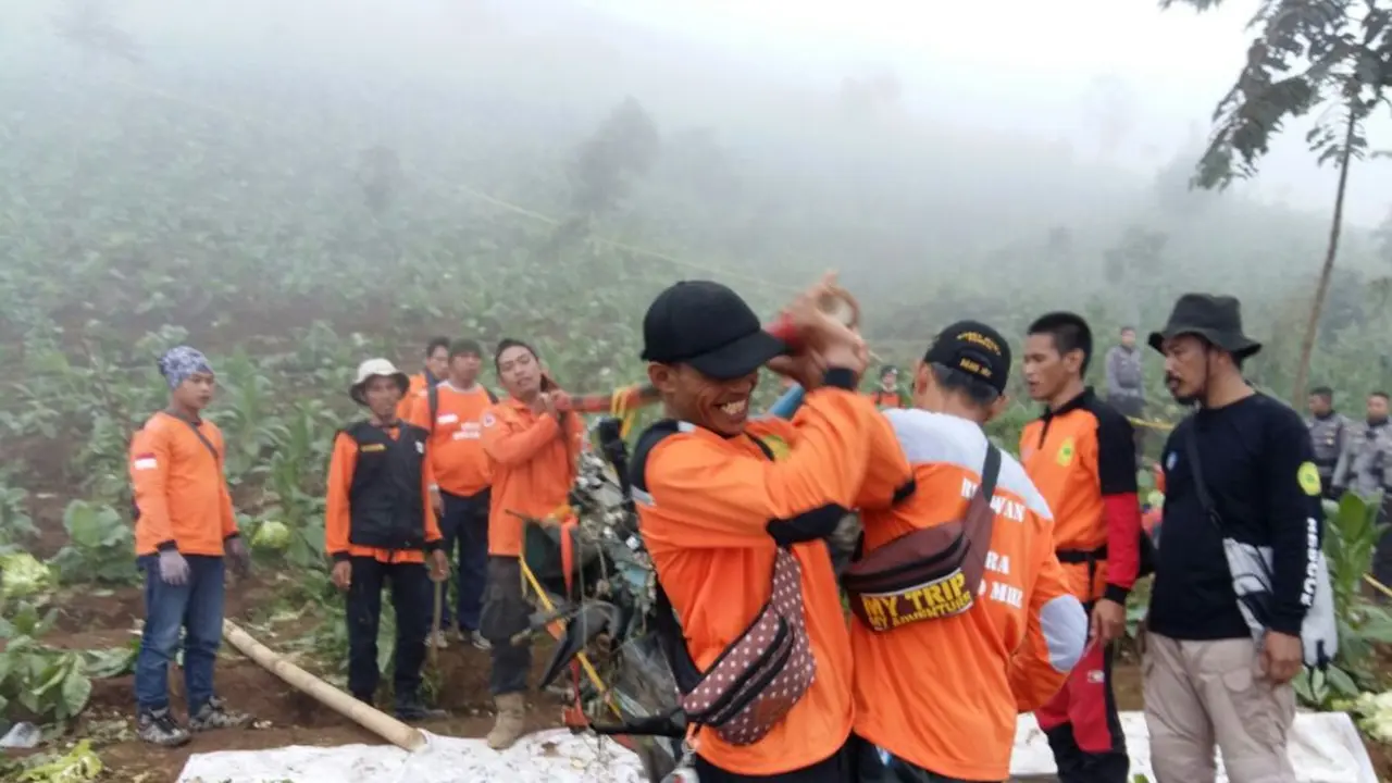 Genangan Air Mata Para Petugas Evakuasi Bangkai Heli Basarnas