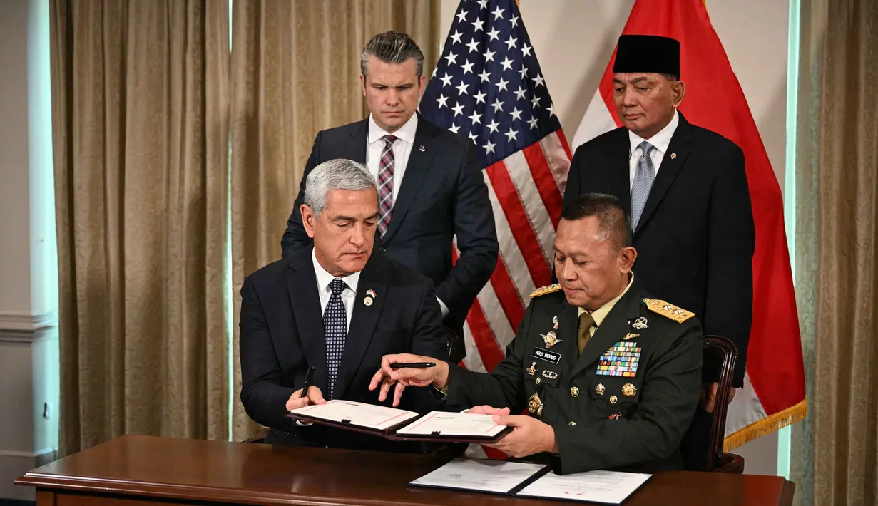 Amerika Serikat dan Indonesia sepakat untuk meningkatkan pelatihan bersama pasukan khusus yang diharapkan akan semakin mempererat hubungan militer kedua negara. Tampak dalam foto, Menteri Urusan Perang Amerika Serikat, Pete Hegseth (kiri atas) bersama Menteri Pertahanan Indonesia Sjafrie Sjamsoeddin (kanan atas) menyaksikan Mayor Jenderal Angkatan Udara AS Kelly McKeague (kiri), dan Mayor Jenderal Indonesia Agus Widodo (kanan), menandatangani nota kesepahaman di Pentagon di Washington, DC, pada 13 April 2026. (Jim WATSON/AFP)