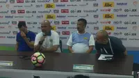 Asisten Pelatih Persib Bandung Herrie Setiawan (kedua dari kiri) mengatakan kemenangan atas PSM Makassar dipersembahkan untuk pelatih Djadjang Nurdjaman. Persib menang 2-1. (Liputan6.com/Kukuh Saokani)