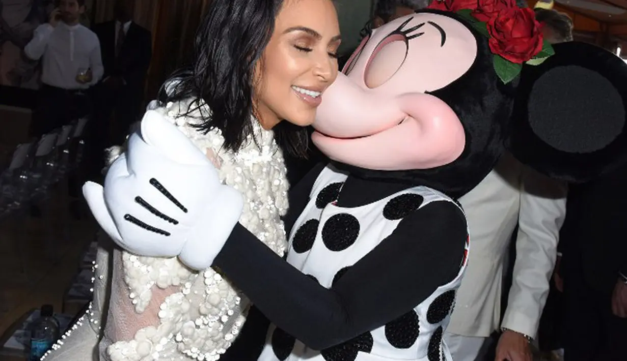 Bukan hanya soal kehamilan, beberapa waktu lalu Kim Kardashian sempat diterpa isu tidak enak mengenai hubungan rumah tangganya dengan Kanye West. Keduanya dikabarkan akan mengakhiri hubungan rumah tangganya. (AFP/Bintang.com)