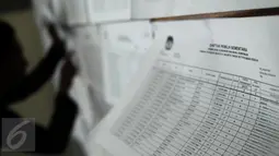 Lembaran daftar pemilih sementara Pilkada Gubernur DKI Jakarta putaran kedua yang dipampang di Kantor Kelurahan Kramat, Senen, Jakarta, Rabu (5/4). Pada Pemilihan Gubernur DKI Jakarta putaran kedua DPT berjumlah 7.218.254. (Liputan6.com/Faizal Fanani)