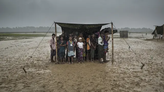 PHOTO: Potret Pengungsi Muslim Rohingya Saat Menunggu Antrean Makanan