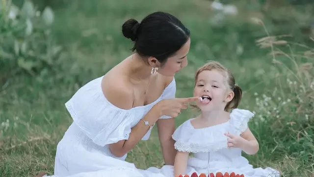 Rambut menggemaskan Kamari saat ulang tahun ke-2. [@jennifercoppenreal20]